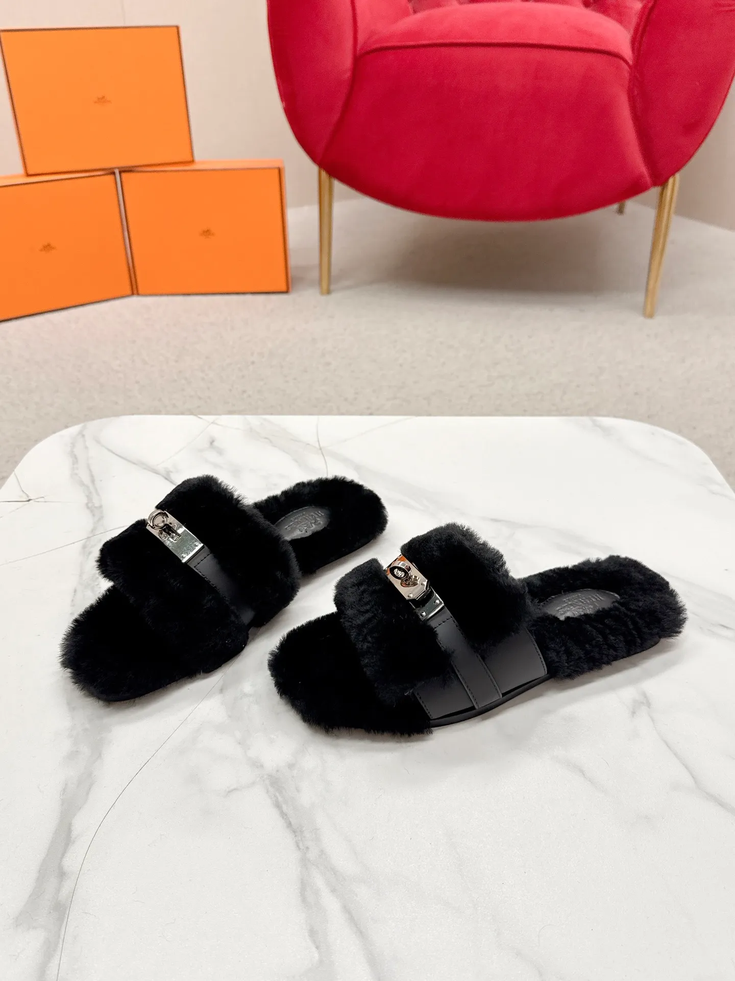 👟👟Ex-factory price 480👟👟 Hermes 🐎25/ Latest Autumn and Winter fur one-piece fur slippers KeIIy locks are embellished on the uppers with palladium plating to reflect low-key light. This year’s fabrics are made of lamb wool, which is fluffy and cute. It feels like stepping on clouds. Wear it barefoot or with socks, it is very fashionable 🎁 Paired with suit pants, it is an invisible shirt in the workplace. Echoing the knitted skirt, it has become a standard accessory for lazy afternoons. Pair it with jeans for a more casual style. ✔️Fabric: wool ✔️Inner lining: imported lamb wool ✔️Sole: original leather sole ✔️Size: #35-42 (customized at 40.41.42)